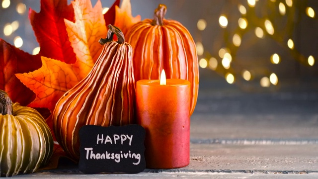 詳情圖-感恩節(jié)裝飾南瓜和賀卡的照明背景和一個質(zhì)樸的木制桌子