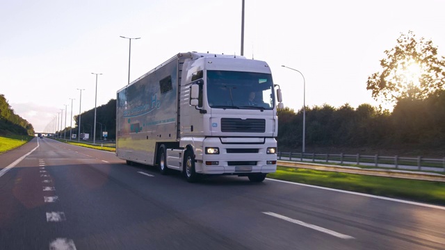 詳情圖-氫燃料卡車在路上行駛。無污染環(huán)保運輸用h2燃燒卡車發(fā)動機。