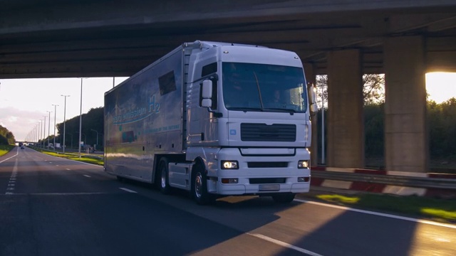 詳情圖-氫燃料卡車在路上行駛。無污染環(huán)保運輸用h2燃燒卡車發(fā)動機。