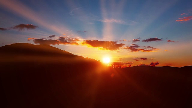 山的風(fēng)景。日落。夕陽的余暉。