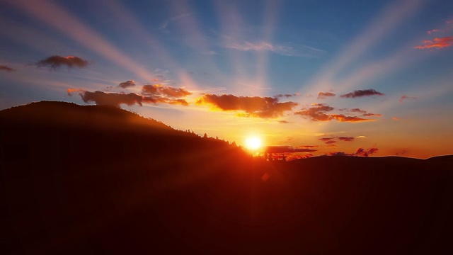 詳情圖-山的風(fēng)景。日落。夕陽的余暉。