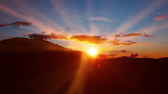 詳情圖-山的風(fēng)景。日落。夕陽的余暉。