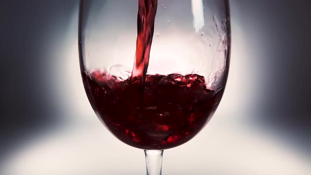 详情图-红酒倒入玻璃杯的创意宏慢动作视频。玻璃杯与红葡萄酒的特写。老式的复古风格。