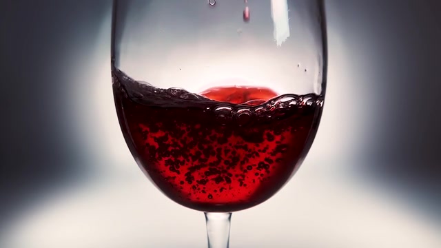 详情图-红酒倒入玻璃杯的创意宏慢动作视频。玻璃杯与红葡萄酒的特写。老式的复古风格。