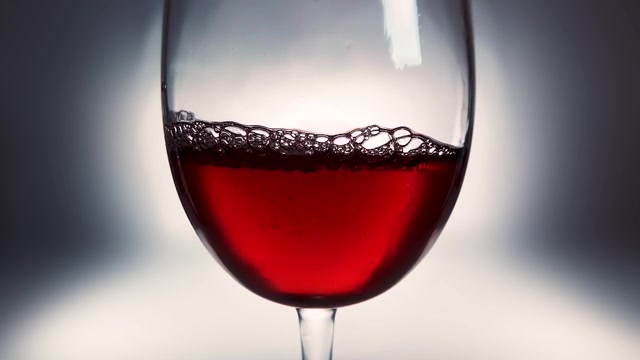 详情图-红酒倒入玻璃杯的创意宏慢动作视频。玻璃杯与红葡萄酒的特写。老式的复古风格。