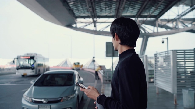一名警官用智能手机请求和等待优步