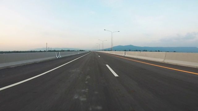 空旷的公路和美丽的天空云日落，稳定器拍摄