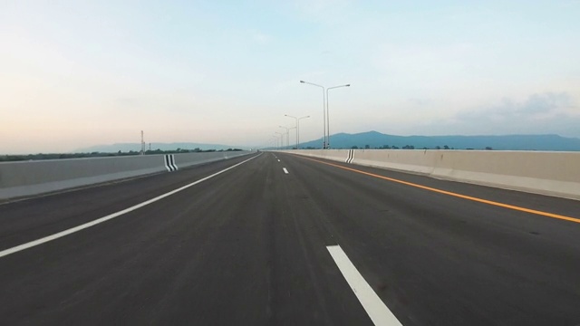 詳情圖-空曠的公路和美麗的天空云日落，穩(wěn)定器拍攝