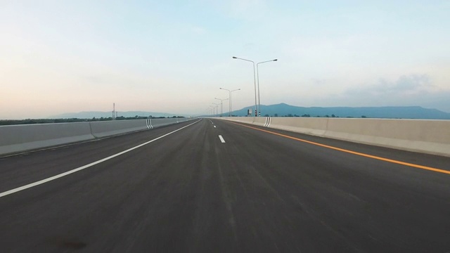 詳情圖-空曠的公路和美麗的天空云日落，穩(wěn)定器拍攝