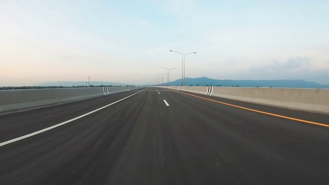 詳情圖-空曠的公路和美麗的天空云日落，穩(wěn)定器拍攝