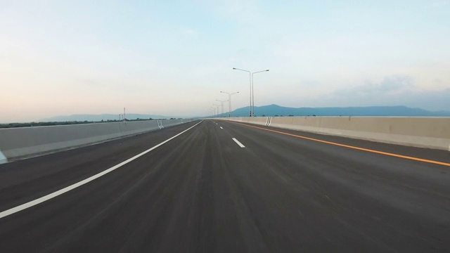詳情圖-空曠的公路和美麗的天空云日落，穩(wěn)定器拍攝