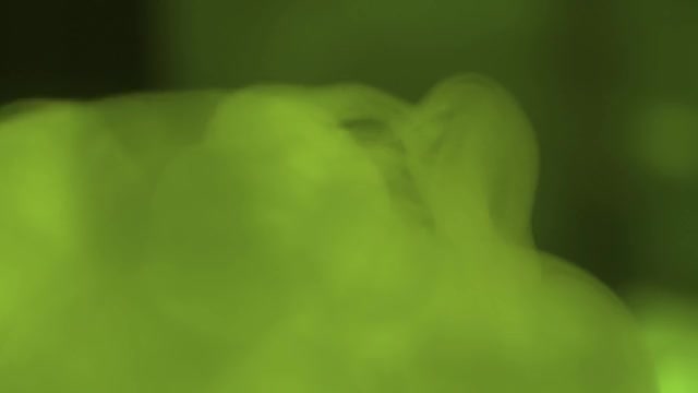 漂浮的烟或雾。蒸汽或化学物质组成的气团沸腾。化学试剂中有光泽的滚动有毒气体云。毒素和有毒物质在运动