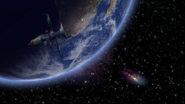 詳情圖-在太空中旋轉的地球與一顆衛(wèi)星和路過的小行星。衛(wèi)星在地球上。全球股票視頻。
