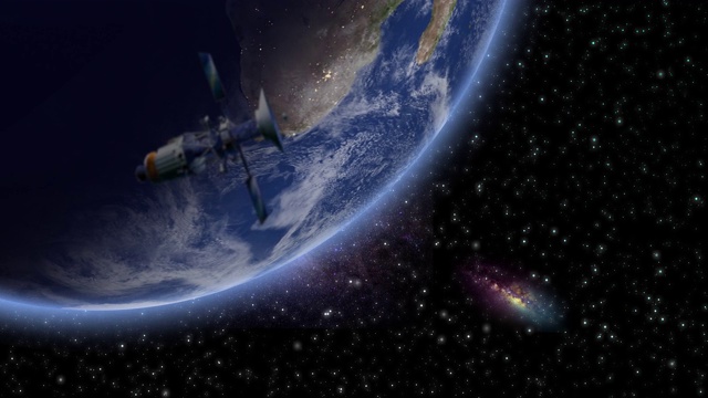 詳情圖-在太空中旋轉的地球與一顆衛(wèi)星和路過的小行星。衛(wèi)星在地球上。全球股票視頻。