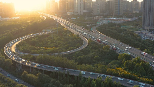 日落时城市交通的鸟瞰图