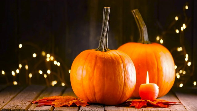 感恩節(jié)裝飾南瓜和賀卡的照明背景和一個(gè)質(zhì)樸的木制桌子