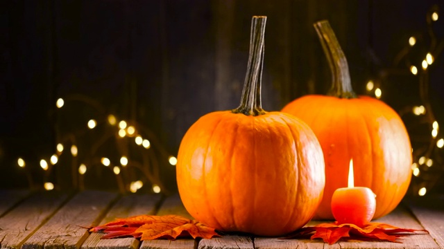 詳情圖-感恩節(jié)裝飾南瓜和賀卡的照明背景和一個質(zhì)樸的木制桌子