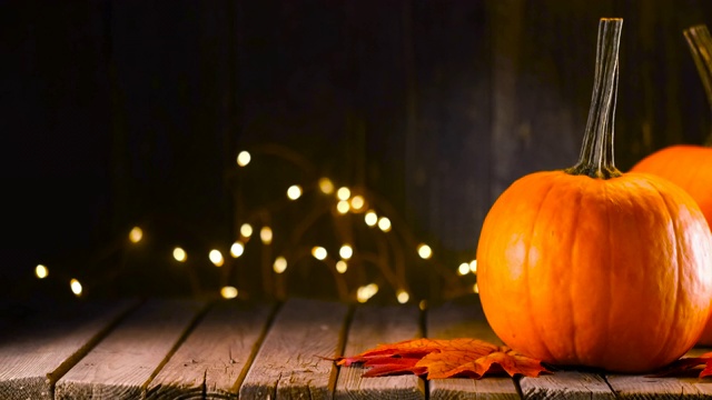 詳情圖-感恩節(jié)裝飾南瓜和賀卡的照明背景和一個質(zhì)樸的木制桌子