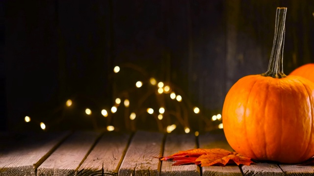 詳情圖-感恩節(jié)裝飾南瓜和賀卡的照明背景和一個質(zhì)樸的木制桌子