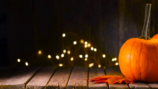 詳情圖-感恩節(jié)裝飾南瓜和賀卡的照明背景和一個質(zhì)樸的木制桌子