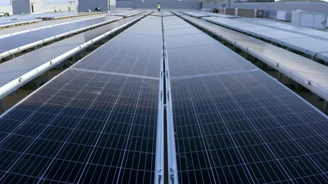 屋頂上的太陽能電池板。太陽能光伏板