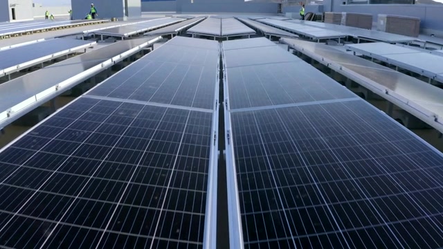 詳情圖-屋頂上的太陽能電池板。太陽能光伏板