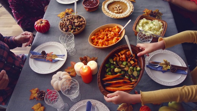 家庭享用傳統(tǒng)節(jié)日火雞大餐