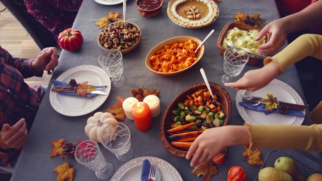 詳情圖-家庭享用傳統(tǒng)節(jié)日火雞大餐