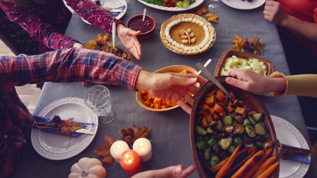 詳情圖-家庭享用傳統(tǒng)節(jié)日火雞大餐