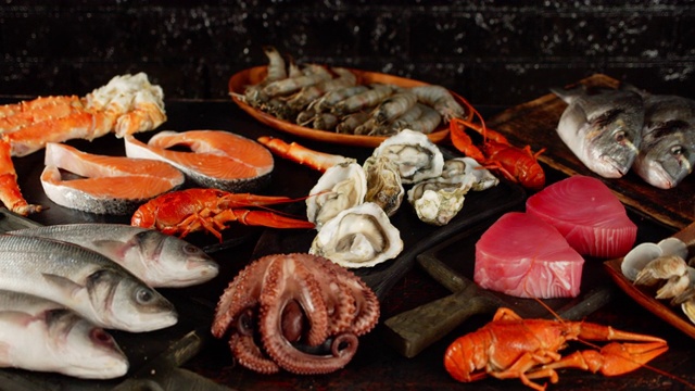 詳情圖-不同種類的海鮮和魚在餐桌上輪換著吃。