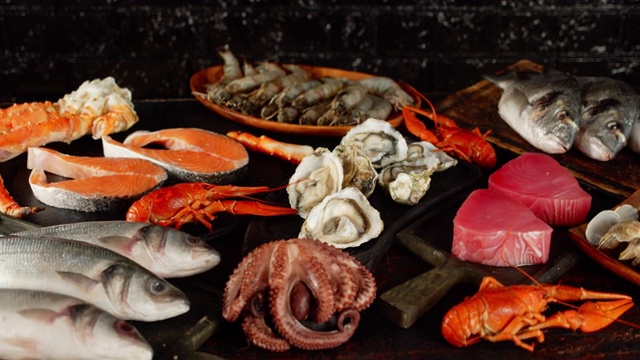 詳情圖-不同種類的海鮮和魚在餐桌上輪換著吃。
