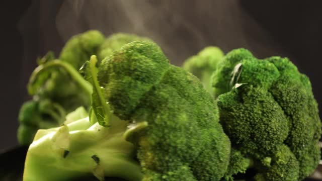 近距离观察成熟的西兰花旋转1