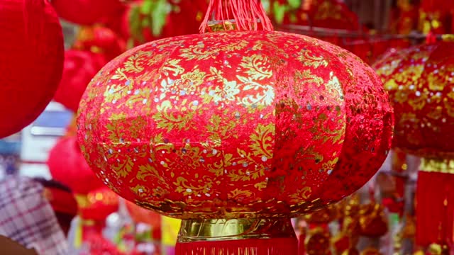 大风摇动着街头市场上的中国灯笼