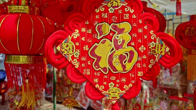 风摇动了街道市场上的大彩灯
