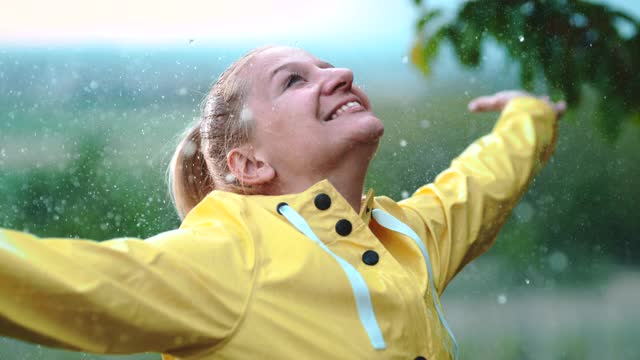 超级SLO MO中年妇女享受雨