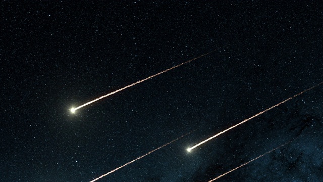 太空中的4k流星雨