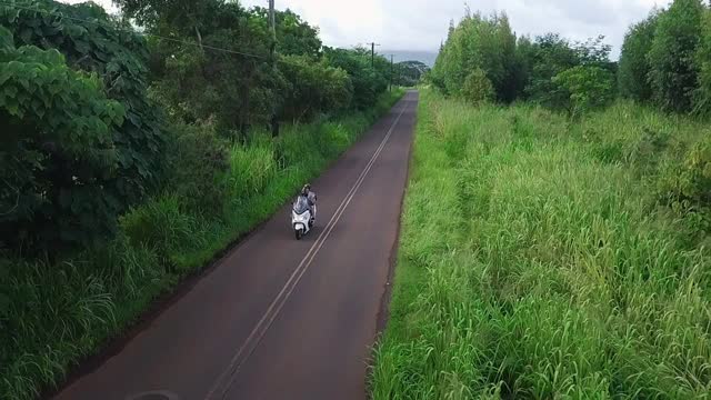 一对可爱的情侣在夏威夷骑摩托车