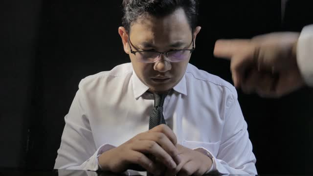 沮丧无能的员工被他的老板责骂，不满的领导大喊大叫，指着糟糕的办公室工作人员，懒惰，伤心的人得到训斥，失业