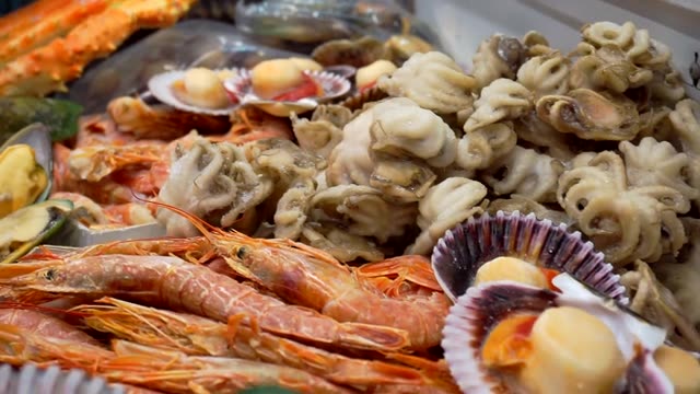 詳情圖-各種冷凍海鮮漂亮地陳列在陳列柜上