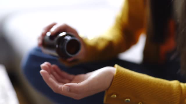 吃药的女人