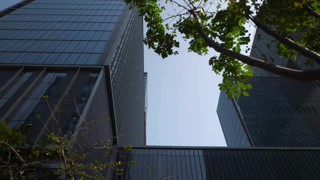 阳光明媚的一天杭州市区写字楼前方慢镜头全景4k中国