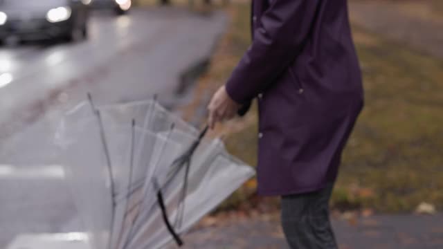 一个男人在一个暴风雨的日子带着伞