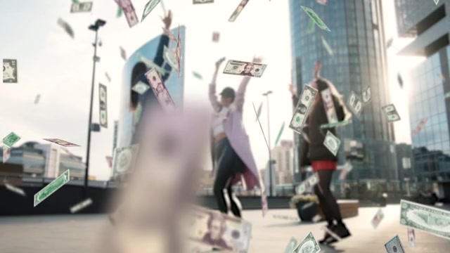 详情图-美丽的女孩在雨中跳舞从天上掉下来的钱。