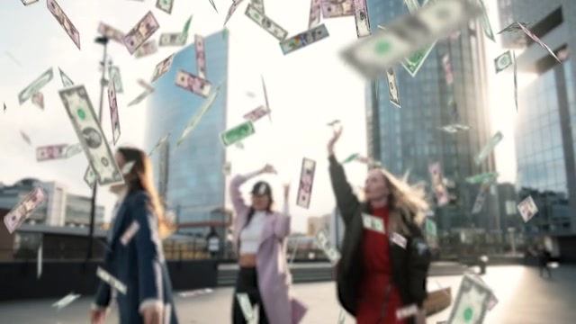 详情图-美丽的女孩在雨中跳舞从天上掉下来的钱。