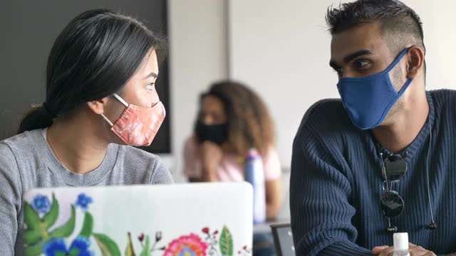 戴面具的大学生