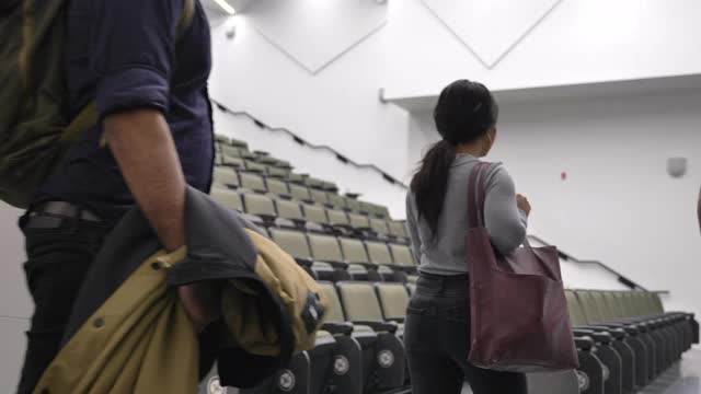 蒙面大学生在演讲厅