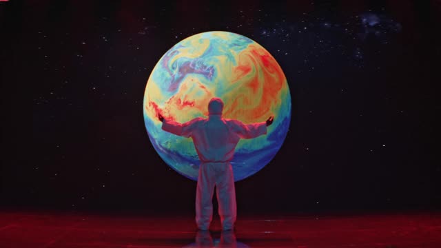 科学家正在张开双臂思考地球的气候变化。可视化在屏幕上
