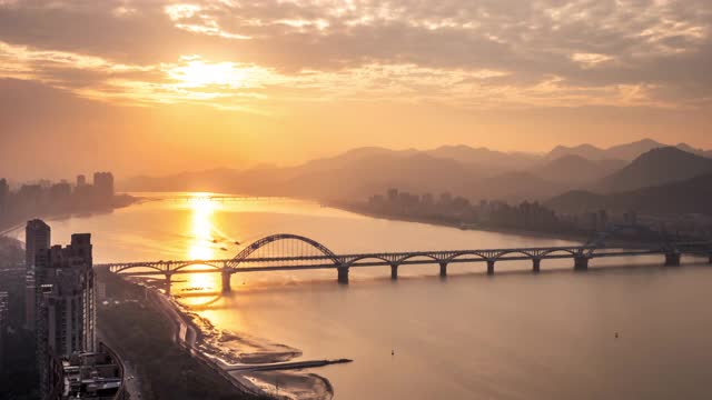 河上日落，时光流逝