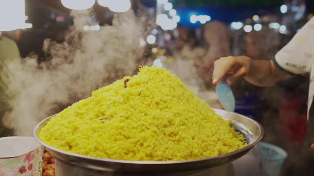 近距离观看厨师在夜市街头烹饪