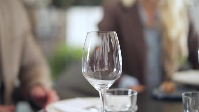 餐厅里提供起泡酒的侍酒师